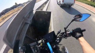 Önündeki aracı sollamaya çalışan motosiklet sürücüsü yola bırakılan çöp konteynerine çarptı