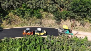 Ordu Büyükşehir, 2 ilçede mahalleleri bağlayan yolu sıcak asfaltla buluşturdu