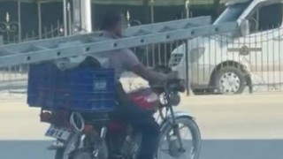 Osmaniye'de Şaşırtan Görüntü: Merdiveni Boynuna Asarak Motosiklet Sürdü