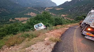 Osmaniyede yağış nedeniyle yoldan çıkan araç uçuruma düşmekten son anda kurtuldu