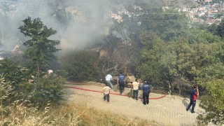 Otluk alanda çıkan yangın metruk binaya sıçradı