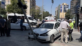 Otomobil ile kamyonet çarpıştı: 1i çocuk 6 yaralı