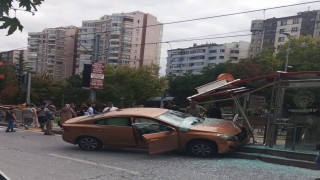 Otomobil tramvay durağına girdi, bekleyenler kıl payı kurtuldu
