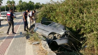 Otomobil yayaya çarpıp şarampole devrildi