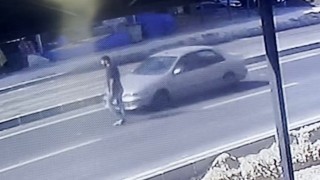 Otomobil yayaya çarptı, kaza anı kameraya yansıdı