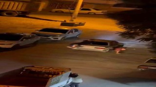 Otomobilden düşen genç altında ezilmekten son anda kurtuldu