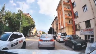 Otomobilden yola çöp atan sürücüyü araç içi kamerası yaktı