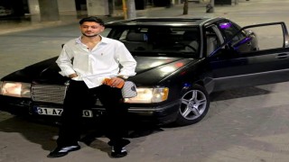 Otomobile ok gibi saplanan motosikletin sürücüsü hafif ticari aracın altında kalarak can verdiği kaza kamerada