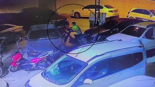 Otomobilin arkasında pusuya yatan çocuk hırsız ile gözcüsü, depremde ailesini ve kolunu kaybeden gencin motosikletini çaldı
