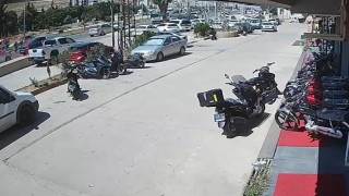 Otomobilin çarptığı kadın metrelerce havaya uçarak can verdi