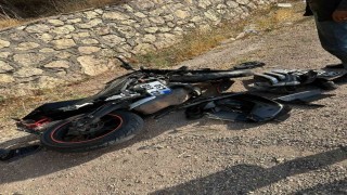 Otomobilin çarptığı motosiklet sürücüsü ağır yaralandı