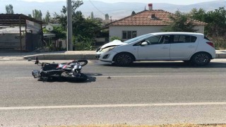 Otomobilin çarptığı motosikletin sürücüsü ağır yaralandı