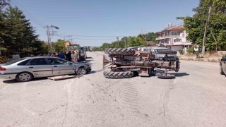 Otomobilin çarptığı traktör yan yattı