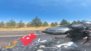 Otomobilin motosikleti sağından tehlikeli geçişi kask kamerasına yansıdı