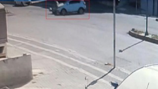 Otomobilin motosikletle çarpışma anı kamerada