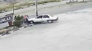 Otomobilin refüje çıkıp direği devirdiği kaza kamerada