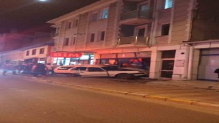 Otomobilin zincir markete daldığı anlar kamerada