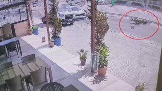 Otomobille çarpışan motosikletlinin havada takla attığı anlar kamerada