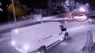 Otomobille çarpışan motosikletlinin yola savrulduğu anlar kamerada