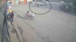 Otomobille çarpışan motosikletteki 2 kişi yaralandı