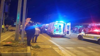 Otomobille çarpışan motosikletteki 2 kişi yaralandı