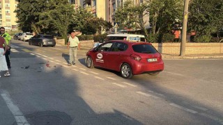 Otomobille çarpışıp savrulan motosiklet başka bir araca çarptı: 2 yaralı