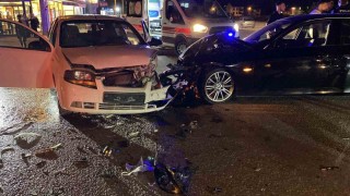 Otomobiller kafa kafaya çarpıştı: 2 yaralı