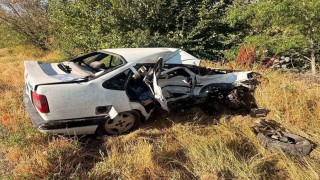 Otomobillerin çarpıştığı kazada bir kişi öldü 3 kişi yaralandı