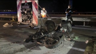 Otoyolda ikaz römorkuna çarpan motosikletli hayatını kaybetti