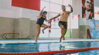 Özel sporcular Pınarbaşı Yüzme Havuzunda sporla buluşuyor