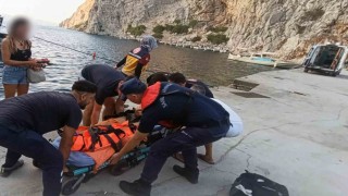 Özel teknede yaralanan vatandaşı Sahil Güvenlik ekipleri botla denizden tahliye etti