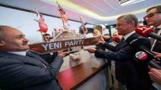 Özgür Özel, YENİ Parti Genel Merkezinde fidan dikti