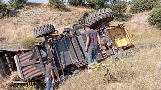 Park halindeyken hareket eden biçerdöver dereye devrildi