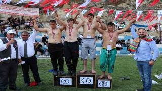 Pehlivanlıda pehlivanlar kıyasıya güreşti