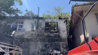 Pendikte metruk ev yangını yan binaya sıçradı