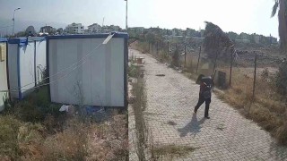 Pes dedirten rahatlıkla konteyner kenti soyan hırsızlar kameraya yakalandı