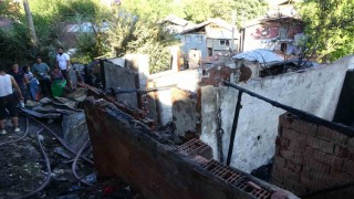 Piknik tüpleri bomba gibi patladı, iki gecekondu küle döndü