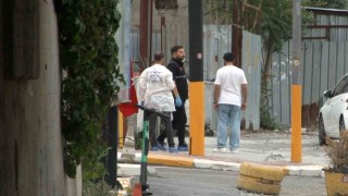 Polise bıçakla saldıran şüpheli ayağından vurularak yakalandı: Üzerinden uyuşturucu çıktı