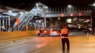 Polisin gözü önünde müşterinin otomobiliyle trafiği tehlikeye attı