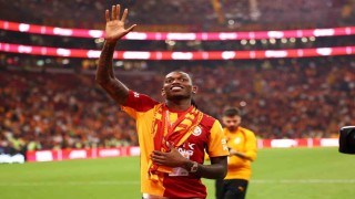 Rafael Leao, Galatasaray-Göztepe karşılaşmasının ardından sahaya inerek taraftarları selamladı