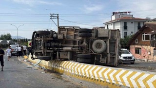 Rampadan inerken kontrolden çıkan kamyon bariyere çarpıp yan yattı