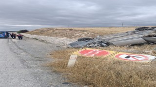 Refüje devrilen otomobilde 2 kişi yaralandı