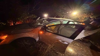 Refüje uçan otomobildeki 3 kişi yaralandı