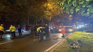 Refüjü aşan otomobil karşı şeritte iki araca çarptı: 3 yaralı