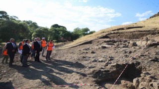 Rektör Hacımüftüoğlu, Parmaksız Kale höyük kazı alanında incelemelerde bulundu