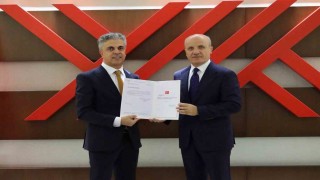 Rektör Kuyrukluyıldız mazbatasını YÖK Başkanı Özvardan aldı