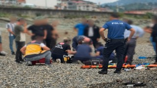 Rizede dalgalara kapılan 2 kardeşten 1i hayatını kaybetti, diğeri aranıyor