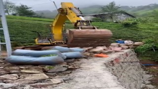 Rizede iş makinesiyle çay taşıma operasyonu