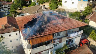 Safranboluda 3 katlı evin çatısında çıkan yangın söndürüldü