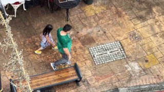 Sağanak yağmurda kimi sığındı kimi yağmurun tadını çıkardı